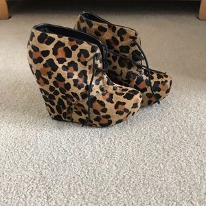 Steve Madden leopard ankle boot sz 7.5